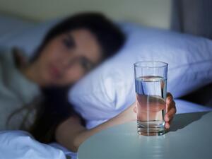 يساهم تناول كوب من المياه قبل النوم على جعل بشرتك متوهجة، وحمايتها من التجاعيد المبكرة.