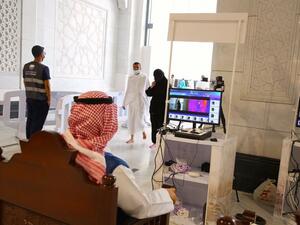 فحص المعتمرين والزائرين حراريًا بالمسجد الحرام