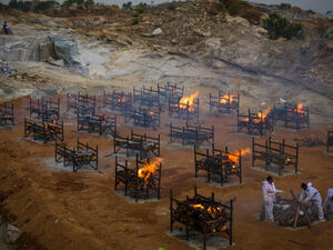 حرق جثث الوفيات في الهند