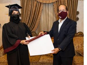 عميد جامعة شريكة لمؤسسة قطر يُسلم 107 مهندس شهادات التخرج في منازلهم "