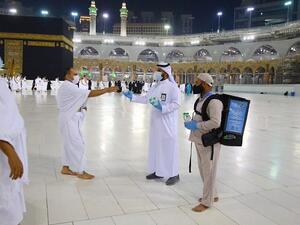 توزيع مياه زمزم