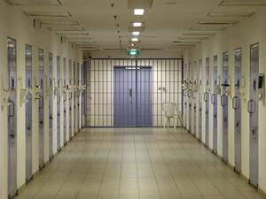 أفرجت بعض المقاطعات والولايات عن أشخاص مسجونين خلال الوباء كإجراء احترازي