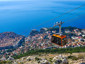A cable car fell near a mountain summit in the Piedmont.