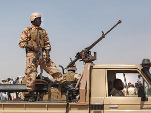 Human Rights Watch urged the new administration to investigate 18 serious allegations of abuses by armed Islamist groups and government security forces in the border regions of Tillabéri and Tahoua since October 2019. Human Rights Watch found that the security forces were allegedly responsible for at least 185 of the 496 deaths reported.