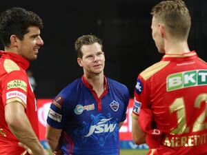  Steve Smith with Moises Henriques and Riley Meredith (Photo: cricket.com.au Twitter) 