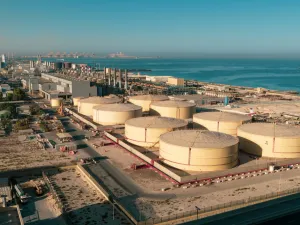 محطة تحلية المياه التي تعمل بالطاقة الشمسية الكبرى من نوعها، وتبلغ قدرتها الإنتاجية مليوني قارورة بسعة 330 ملم سنوياً