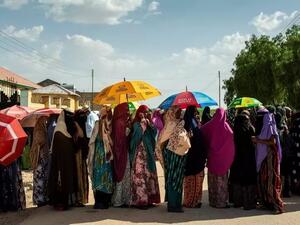 ناخبات ينتظرن في طابور للإدلاء بأصواتهن في منطقة غابيلي في صوماليلاند 