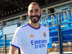 بنزيمة يعرض قميص ريال مدريد الجديد