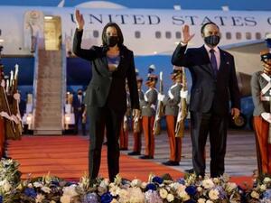 نائبة الرئيس الأمريكي تصل غواتيمالا بعد عطل فني في طائرتها