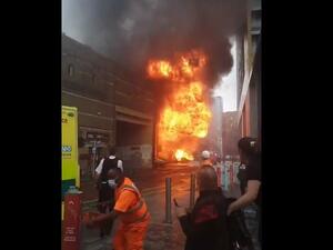 أظهر مقطع مصور على حساب فرقة إطفاء لندن على تويتر وقوع انفجار وتصاعد ألسنة اللهب