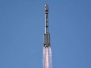 الصاروخ "لونغ مارتش -2 إف" من قاعدة إطلاق الصواريخ في صحراء غوبي