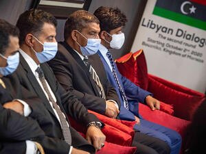 يجب ألا يكونوا حاملين لجنسية أخرى، أو متزوجين من غير ليبيات