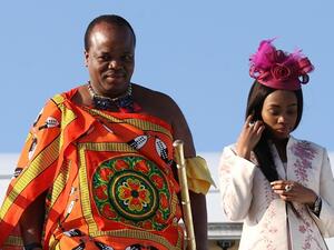 في وقت سابق، أفادت تقارير بأن الملك فر من البلاد في أعقاب اشتباكات