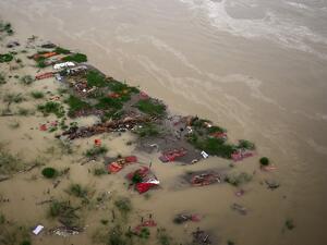 shallow graves of suspected Covid-19 victims seen floating in River in India