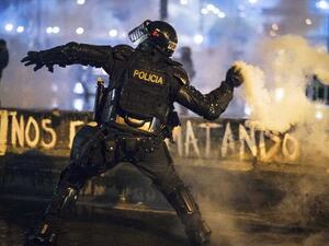 A member of ESMAD throws a tear gas grenade by hand at protesters on May 28, 2021 in Bogota, Colombia. © 2021 Ovidio Gonzalez/Getty Images. Police Reform Urgently Needed to Prevent Future Violations
