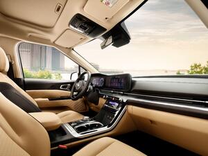 كيا تحتفل بعشرين عاماً على سيارة الفان الصغيرة المميزة كرنفال  بمظهر عصري جديد