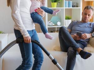 كيف تتفاوضين مع زوجك على تقسيم واجبات المنزل