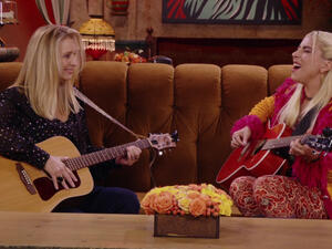 The unlikely duo performed a rendition of 'Smelly Cat' together