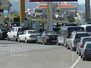 لبنان يشهد طوابير سيارات أمام محطات الوقود واحتجاجات على تدهور العملة