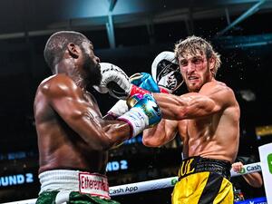 Former world welterweight king Floyd Mayweather (L) and YouTube personality Logan Paul (R) fight in an eight-round exhibition bout at Hard Rock Stadium in Miami, Florida (Photo: AFP)