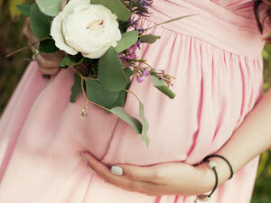 Pregnat woman with folowers