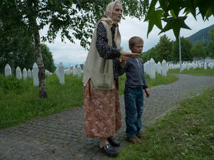 Woman, granddaughter search for her father’s grave in the cemetery