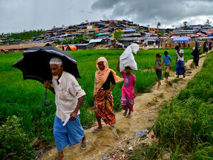  UNHCR delegation meets with a large group of Rohingya refugees and to listen to the various issues they raised