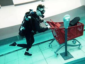 دبي.. تسوق في أعمق مسبح للغطس بالعالم