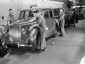 Bentley تحتفل بمرور 75 سنة على تصنيع السيارات في كرو