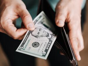 علاقات البوابة: مؤشرات على أن شريكك يتحكم بشدة في أموالك