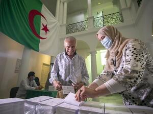 People voting for new government 