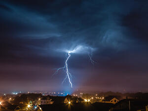 India lightning blots kill 11 tourists.