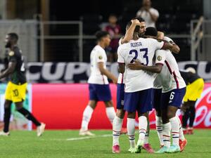 USA's Kellyn Acosta (C) celebrates with teammates after beating Jamaica 1-0 following the Concacaf Gold Cup quarterfinal football match between USA and Jamaica at the AT&T stadium in Arlington, Texas on July 25, 2021. (Photo: AFP)
