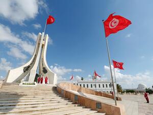 يساريون وعلمانيون في جنازة الديمقراطية التونسية