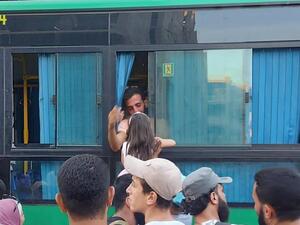  طفلة تعانق والدها وتقبله للمرة الأخيرة قبيل تهجيره من درعا البلد