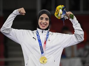 المصرية فريال عبد العزيز تحتفل بذهبيتها في الكاراتيه كوميتيه للسيدات