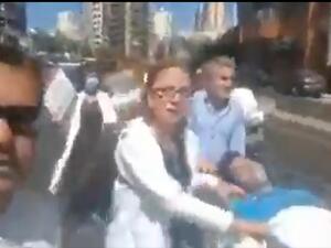 فيديو.. نقل مريض سيرا على الأقدام لعدم توفر الوقود