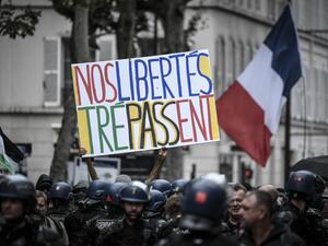 French people demonstrate health pass under the rain