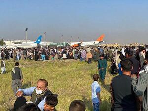 People crowd the tarmac at the Kabul airport 