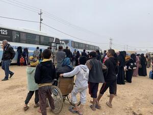 Government buses waiting to move families from one camp in Anbar governate to another during a previous wave of camp closures in December 2018.  © 2018 Belkis Wille/Human Rights Watch Displaced Iraqis’ Rights Trampled Repeatedly