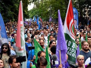 People march in Budapest, Hungary during a July 26, 2021 protest against the Hungarian government over reports that it has used Pegasus spyware. © 2021 Marton Monus/Reuters Governments Should Halt Trade in Surveillance Technology