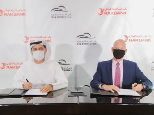 رأس الخيمة العقارية وبنك رأس الخيمة الوطني يوقعان اتفاقية قرض لأجل