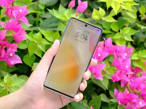 كاميرا رباعية بدقة 64 ميجابكسل مدعمة بالذكاء الاصطناعي وشاحن فائق السرعة – HUAWEI SuperCharge بقدرة 66 واط وشاشة OLED منحنية بمعدل تحديث 90 هرتز
