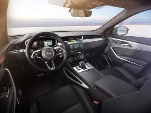  طرح طراز جديد من سيارة جاكوار F-PACE وتحسين ميزاتها التكنولوجية