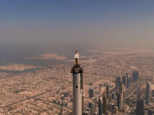 أحدث إعلان لطيران الإمارات يُظهر مضيفة على قمة برج خليفة