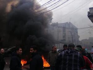 اللبنانيون يقطعون الطرقات