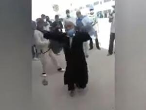 مسن يرقص فرحا في تونس