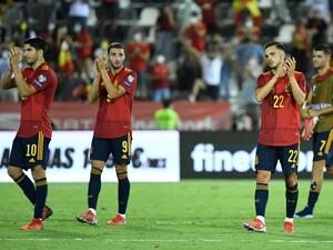لاعبو إسبانيا يحيون الجماهير بعد الفوز على جورجيا