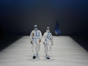 عارضو أزياء صينيون بملابس الوقاية من كورونا