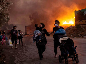 جزيرة ساموس اليونانية.. السيطرة على حريق كبير اندلع في مخيم للمهاجرين